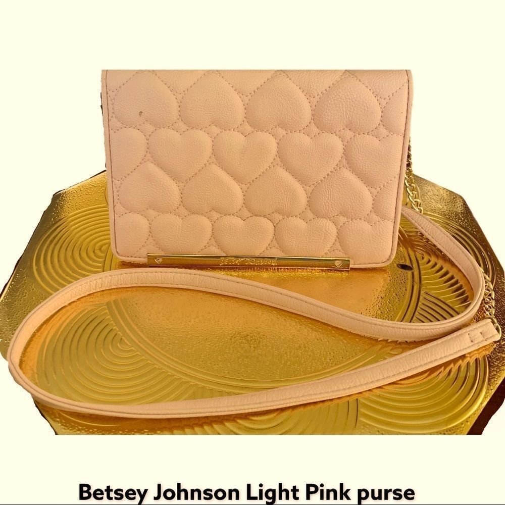 BETSEY JOHNSONS Light pink heart detail small gold chain purse. - Picture 2 of 9